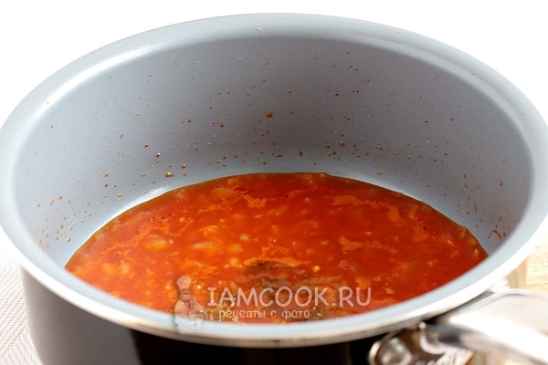 Влить воду и всыпать специи