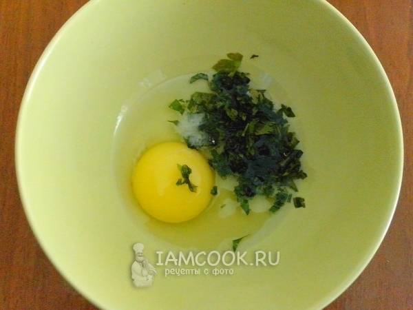Смешать яйцо, петрушку и соль