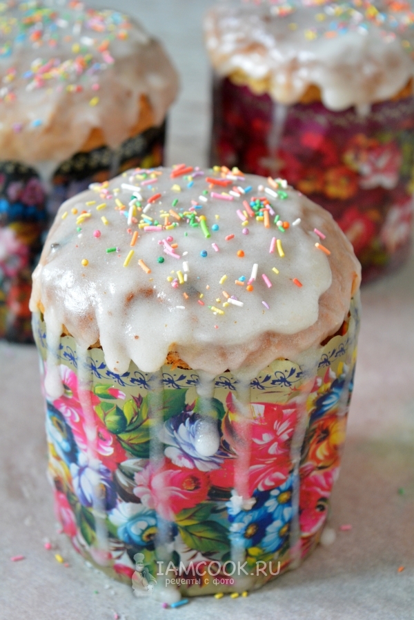 Готовый кулич с миндалем и лимонной цедрой