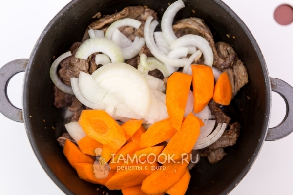 Положить к мясу луки и морковь