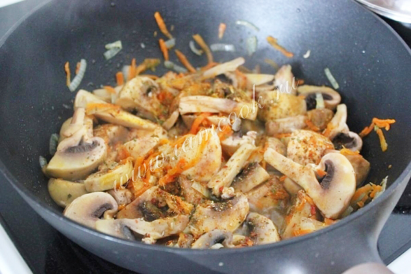 Грибы с луком, морковью и специями