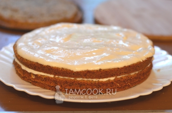 Промазать коржи кремом