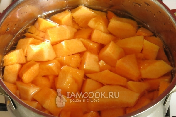 Положить тыкву в кастрюлю с водой