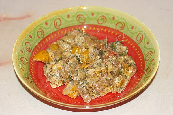 Тушеные кабачки в сметане на тарелке