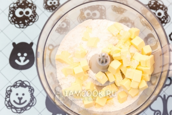 Соединить муку с маслом