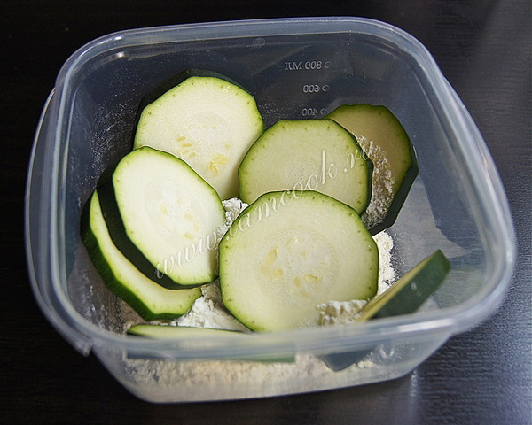 обвалять кабачки в муке