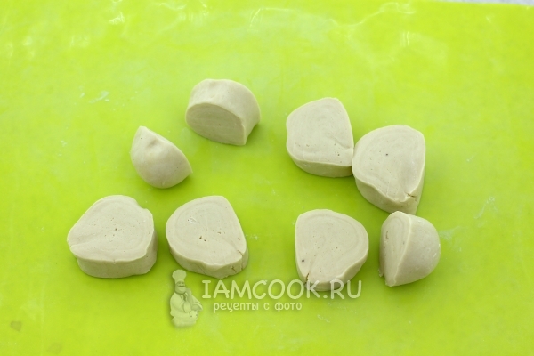 Разделить тесто на кусочки