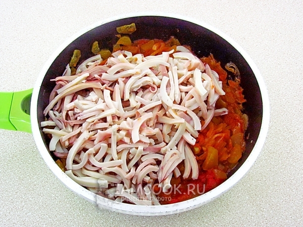 Выложить кальмаров