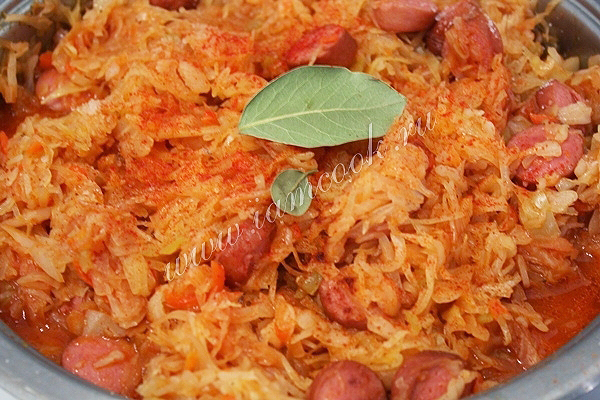 Тушим капусту с сосисками