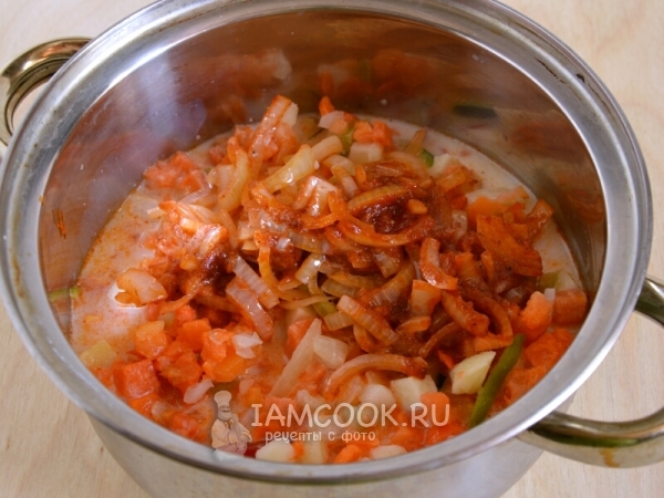 Влить к овощам молоко