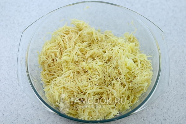 Натереть картофель