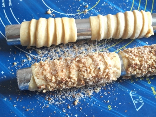 Тесто намотать на трубку