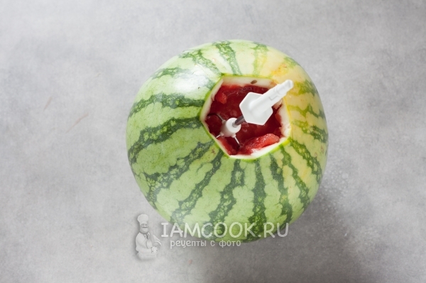 Вставить в арбуз насадку для миксера