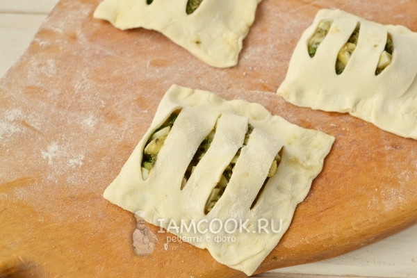 Защипнуть края теста