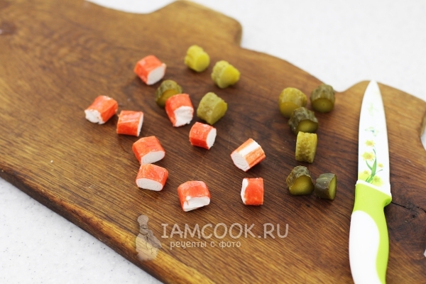 Крабовые палочки и огурец