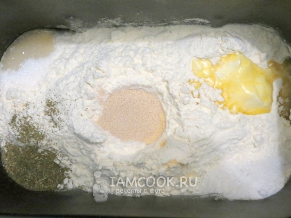 Добавить дрожжи, сахар, сливочное масло и укроп