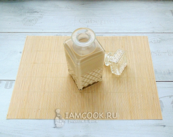 Перелили ликёр в бутылку