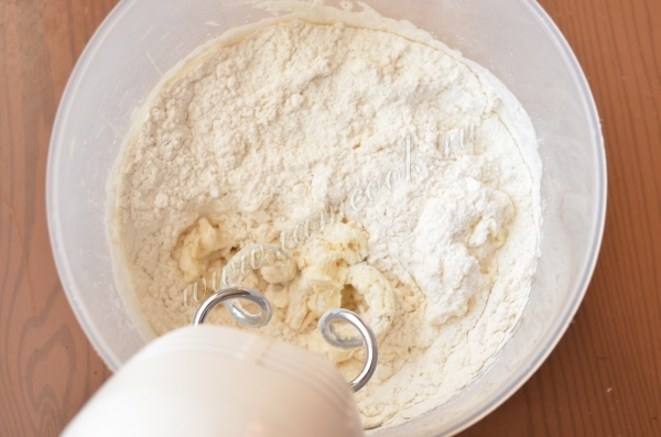 Месим тесто для тарта Баноффи