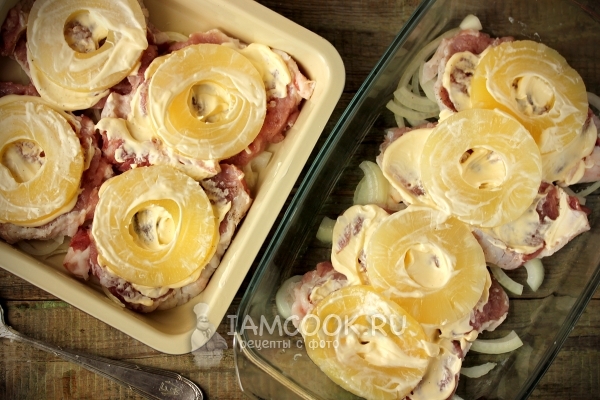 Выложить ананас