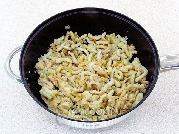 Обжарить лук с кальмаром