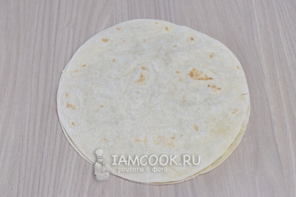 Накрыть вторым листом тортильи