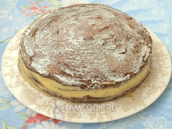 Смазать коржи кремом