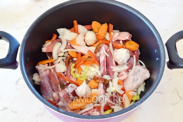 Положить перец чили и чеснок