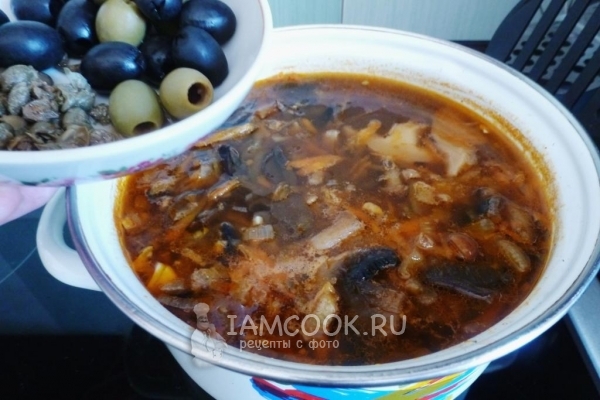 Положить оливки, каперсы и маслины