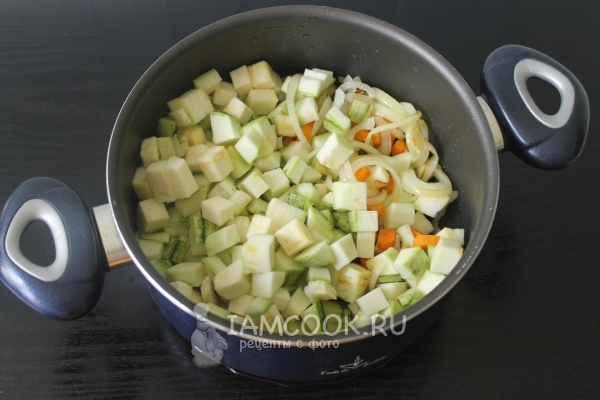 Положить кабачки