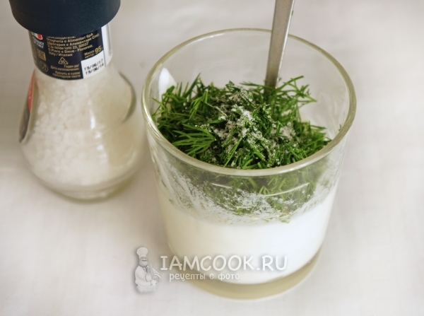 Смешать укроп, чеснок и йогурт с солью