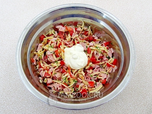 Положить майонез