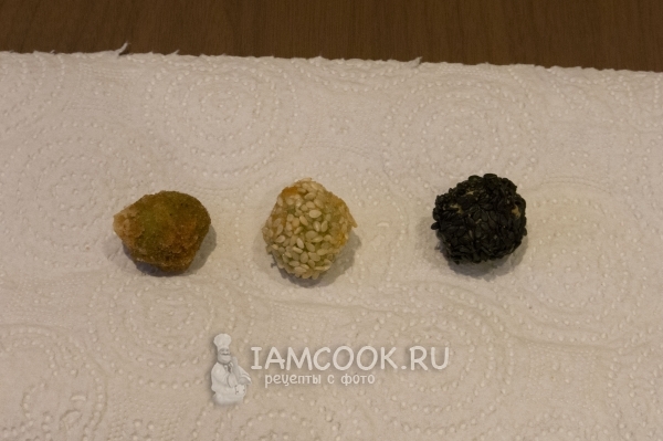 Оливки на салфетке