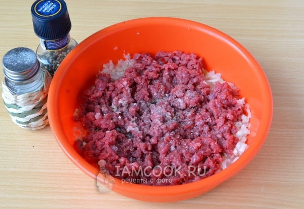 Добавить мясо, соль и перец