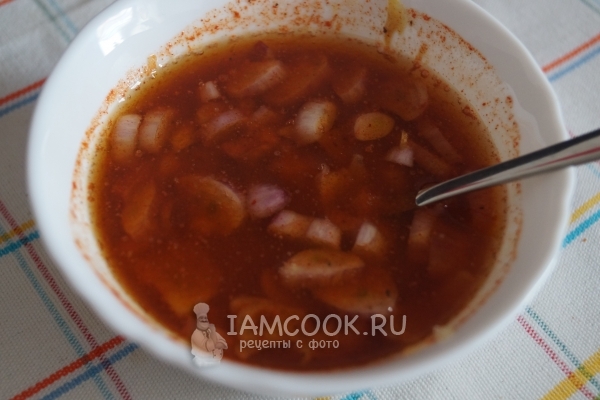 Влить воду, томатный сок и масло