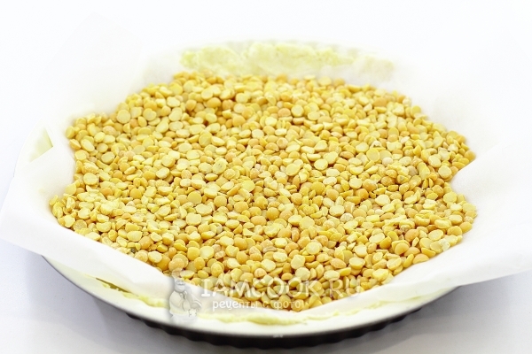 Всыпать горох на бумагу для выпечки