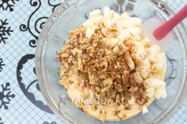 Положить орехи, яблоки и корицу в тесто