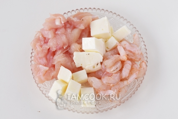 Порезать сыр тофу и мясо, почистить креветки