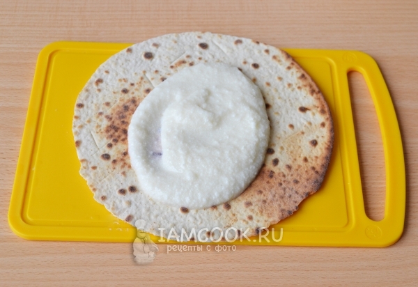 Смазать корж кремом