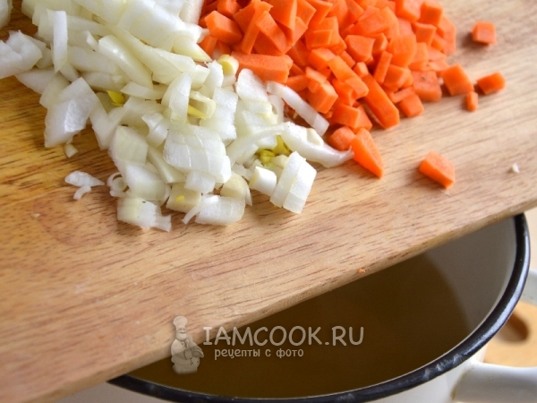 Положить в бульон луки и морковь