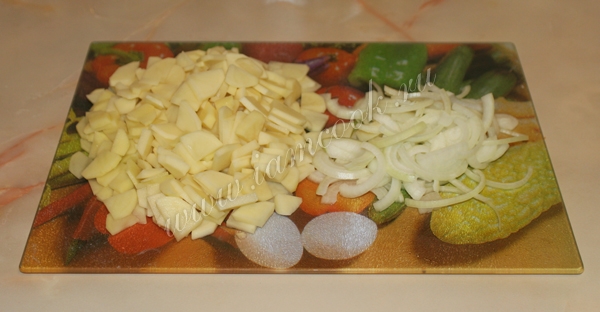 Нарезанный лук и картофель для жарки.