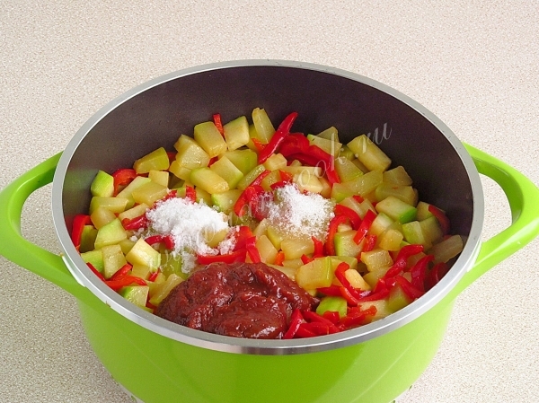 Тушение закуски из кабачков с перцем