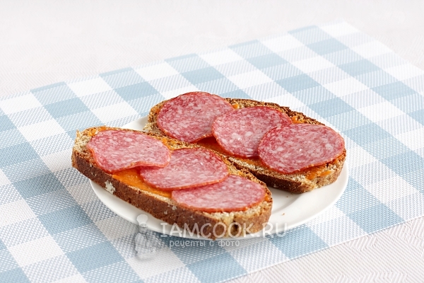 Хлеб с колбасой