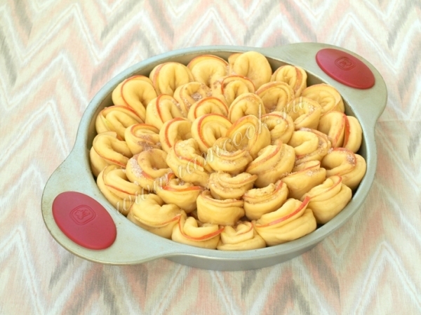 Выложить лепестки из теста