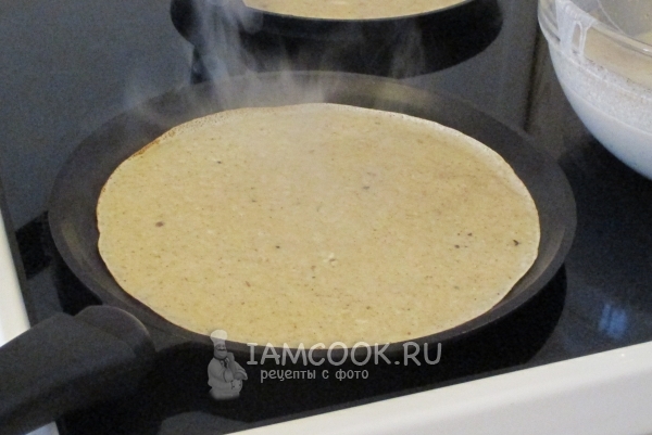 Налить тесто на сковороду