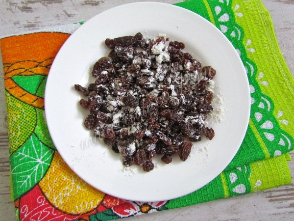 Изюм в муке