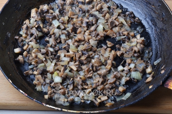 Обжарить лук с грибами