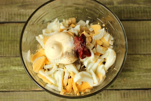 Заправить салат майонезом