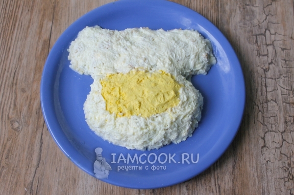 Обмазать салат белками и желтками