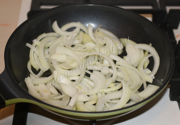 Обжарка лука полукольцами