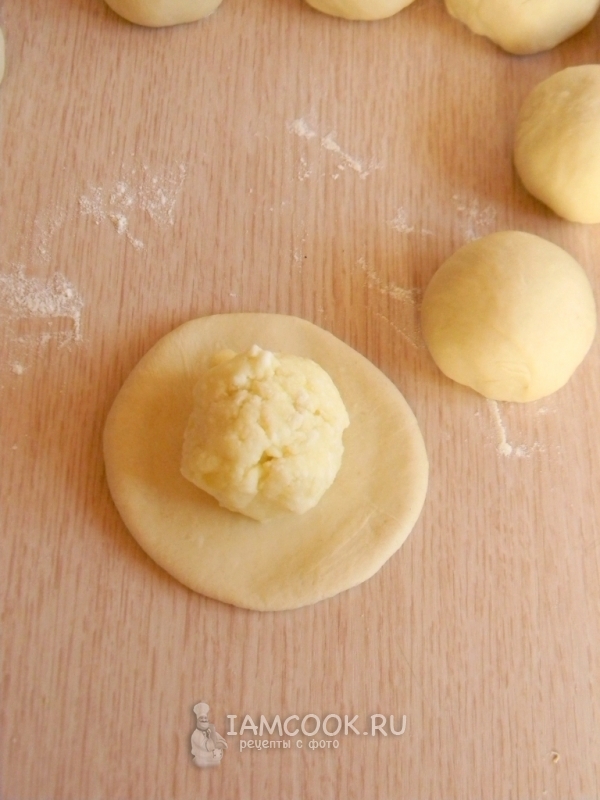 Положить на кружок теста начинку